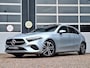 Mercedes-Benz A-klasse 180 Star Edition Luxury | Panoramadak | Trekhaak | Achteruitrijcamera | Dodehoekassistent | Donkergetint Glas Achter | Sfeerverlichting | Stoelverwarming | Keyless-GO | Parkeersensoren | Elektrisch Inklapbare Buitenspiegels