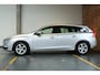 Volvo V60 T3 Polar+ | 100% dealeronderhouden | Stoel-/ stuurwielverwarming | Verwarmde achterbank | Trekhaak | Cruise Control | Navigatie | Bluetooth Telefonie & Multimedia | Lichtmetalen Velgen | Climate Control