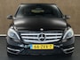 Mercedes-Benz B-klasse 200 Ambition - NL AUTO - UITKLAPBARE TREKHAAK (TREKGEWICHT 1400 KG GEREMD) - TURBO RECENT VERVANGEN!! - PANORAMADAK - ELEKTRISCH VERSTELBARE BESTUURDERSSTOEL MET GEHEUGEN - STOELVERWARMING - PARKEERSENSOREN VOOR + ACHTER - LEDEREN BEKLEDING - EXTRA SET VELGEN