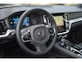 Volvo V60 T8 Plug-in hybrid AWD Ultra Dark Panorama/schuifdak | 360 camera | Extra getint glas achter | Elektrische stoelen met geheugen functie | Elektrische achterklep | BLIS