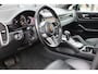 Porsche Cayenne Coupé 3.0 E - Hybrid - 22 inch - Sport Design - Panoramadak - Adaptieve cruise control - Sport Grono 18 voudig verstelbare stoelen - Luchtvering - Matrix Led koplampen - Trekhaak Nederlandse Porsche - Bose - Rondom zicht camera