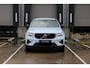 Volvo XC40 B4 Plus Dark | Trekhaak | Verwarmbare voorstoelen en stuurwiel | Premium audio by Harman Kardon | Adaptieve cruise control | Verwarmbare voorruit | Keyless | Elektrische achterklep | Apple carplay/Android auto