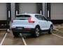 Volvo XC40 B4 Plus Dark | Trekhaak | Verwarmbare voorstoelen en stuurwiel | Premium audio by Harman Kardon | Adaptieve cruise control | Verwarmbare voorruit | Keyless | Elektrische achterklep | Apple carplay/Android auto