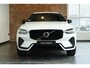 Volvo XC60 B5 Plus Dark | Semi Electrische Bedienbare Trekhaak | 1ste Eigenaar | Harman Kardon Premium Audio | Panoramadak | 20'' Lichtmetalen velgen | Elektrisch glazen schuifdak | Parkeercamera | Parkeersensoren voor + achter | Nappa Lederen bekleding |