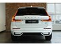 Volvo XC60 B5 Plus Dark | Semi Electrische Bedienbare Trekhaak | 1ste Eigenaar | Harman Kardon Premium Audio | Panoramadak | 20'' Lichtmetalen velgen | Elektrisch glazen schuifdak | Parkeercamera | Parkeersensoren voor + achter | Nappa Lederen bekleding |