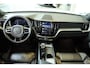 Volvo XC60 B5 Plus Dark | Semi Electrische Bedienbare Trekhaak | 1ste Eigenaar | Harman Kardon Premium Audio | Panoramadak | 20'' Lichtmetalen velgen | Elektrisch glazen schuifdak | Parkeercamera | Parkeersensoren voor + achter | Nappa Lederen bekleding |