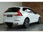 Volvo XC60 B5 Plus Dark | Semi Electrische Bedienbare Trekhaak | 1ste Eigenaar | Harman Kardon Premium Audio | Panoramadak | 20'' Lichtmetalen velgen | Elektrisch glazen schuifdak | Parkeercamera | Parkeersensoren voor + achter | Nappa Lederen bekleding |