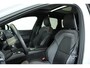 Volvo XC60 B5 Plus Dark | Semi Electrische Bedienbare Trekhaak | 1ste Eigenaar | Harman Kardon Premium Audio | Panoramadak | 20'' Lichtmetalen velgen | Elektrisch glazen schuifdak | Parkeercamera | Parkeersensoren voor + achter | Nappa Lederen bekleding |