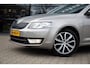 Skoda Octavia Combi 1.6 TDI Greentech Edition Businessline , Panoramadak, Trekhaak, Achteruitrijcamera,