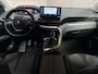 Peugeot 5008 1.2 PureTech Allure 7 Persoons (APPLE CARPLAY, GROOT NAVI, 360 CAMERA, LEDER, SPORTSTOELEN, GETINT GLAS, TREKHAAK, ELEK ACHTERKLEP, NIEUWSTAAT)
