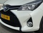 Toyota Yaris 1.5 Hybrid Dynamic Bi-Tone / Dealer Onderhouden / Fabrieksgarantie t/m 07-2027 / Navigatie / Camera / Cruise Control / Bluetooth / Climate Control / Keyless /