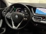 BMW 1-Serie 118i Sportline Automaat (APPLE CARPLAY, DEALER ONDERHOUDEN, GROOT NAVI, LEDER, CAMERA, STOELVERWARMING, SPORTSTOELEN, LANE ASSIST, NIEUWE APK, NIEUWSTAAT)
