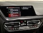 BMW 1-Serie 118i Sportline Automaat (APPLE CARPLAY, DEALER ONDERHOUDEN, GROOT NAVI, LEDER, CAMERA, STOELVERWARMING, SPORTSTOELEN, LANE ASSIST, NIEUWE APK, NIEUWSTAAT)