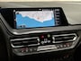 BMW 1-Serie 118i Sportline Automaat (APPLE CARPLAY, DEALER ONDERHOUDEN, GROOT NAVI, LEDER, CAMERA, STOELVERWARMING, SPORTSTOELEN, LANE ASSIST, NIEUWE APK, NIEUWSTAAT)