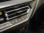 BMW 1-Serie 118i Sportline Automaat (APPLE CARPLAY, DEALER ONDERHOUDEN, GROOT NAVI, LEDER, CAMERA, STOELVERWARMING, SPORTSTOELEN, LANE ASSIST, NIEUWE APK, NIEUWSTAAT)