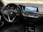 BMW 1-Serie 118i Sportline Automaat (APPLE CARPLAY, DEALER ONDERHOUDEN, GROOT NAVI, LEDER, CAMERA, STOELVERWARMING, SPORTSTOELEN, LANE ASSIST, NIEUWE APK, NIEUWSTAAT)