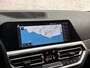 BMW 3-Serie 320i M Sport 184Pk Automaat (APPLE CARPLAY, M PAKKET, LEDER/ALCANTARA, STOELVERWARMING, SPORTSTOELEN, GETINT GLAS, SFEERVERLICHTING, FLIPPERS, NIEUWE APK, NIEUWSTAAT)