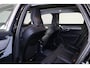 Volvo V90 T8 Recharge AWD Ultra Dark - Luchtvering - Panorama/schuifdak - IntelliSafe Assist & Surround - 360º Camera - Bowers & Wilkins audio - Adaptieve LED koplampen - Verwarmde voorstoelen, stuur & achterbank - Parkeersensoren voor & achter - Elektr. bedienb. voorstoelen met geheugen - Geventileerde voorstoelen - Head up display - Elektr. inklapbare trekhaak - 20' LMV
