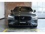 Volvo V60 T8 Plug-in hybrid AWD Ultra Dark | Head-Up Display | Panoramadak | 360° Parkeercamera | Privacy Glass | Stoelverwarming | Stuurwielverwarming | 19'' Lichtmetalen velgen | Google Infotainment | Parkeersensoren voor + achter