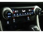 Toyota RAV4 2.5 Hybrid AWD Bi-Tone | 1650kg trekgewicht! | Electrische Achterklep | Parkeersensoren rondom | Camera | Draadloos Telefoonladen | 10 Jaar Garantie |