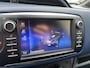 Toyota Yaris 1.5 Hybrid Bi-Tone Navi, Climate & Cruise control. Hoge instap zeer nette auto.