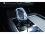 Volvo XC90 T8 Automaat Plug-in hybrid AWD Ultra Dark | Semi elektrische trekhaak | Panoramadak | Premium Audio by Bowers en Wilkins | Luchtvering | Vewarmbare voorstoelen met massagefunctie en ventilatie | Verwarmbare achterbank met geïntregeerde kinderzitjes | Gelaagde Zijruiten