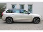 Volvo XC90 T8 Automaat Plug-in hybrid AWD Ultra Dark | Semi elektrische trekhaak | Panoramadak | Premium Audio by Bowers en Wilkins | Luchtvering | Vewarmbare voorstoelen met massagefunctie en ventilatie | Verwarmbare achterbank met geïntregeerde kinderzitjes | Gelaagde Zijruiten