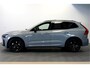 Volvo XC60 2.0 T6 AWD 293kW/399pk Aut8 MJ'26 Plug-in Ultra Black Edition LUCHTVERING + HARMAN/KARDON + PANORAMADAK + BLIS + EL.TREKHAAK + HEAD-UP + PILOT ASSIST + V&A STOEL-&STUURVERWARMING + ADAPT.CRUISE + SPORTSTOELEN + GOOGLE + 360 CAMERA + 21" LM-VELGEN!!