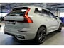 Volvo XC60 2.0 T6 AWD 293kW/399pk Aut8 MJ'26 Plug-in Ultra Black Edition LUCHTVERING + HARMAN/KARDON + PANORAMADAK + BLIS + EL.TREKHAAK + HEAD-UP + PILOT ASSIST + V&A STOEL-&STUURVERWARMING + ADAPT.CRUISE + SPORTSTOELEN + GOOGLE + 360 CAMERA + 21" LM-VELGEN!!