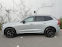 Volvo XC60 2.0 T6 Plug-in hybrid AWD Ultra Black Edition | Harman Kardon Audio | Head-up Display | 360 Graden Camera | Panoramadak | Lichtmetalen Velgen 21 inch | Elektrisch Verstelbare Voorstoelen | Keyless Entry | BLIS