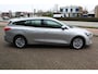 Ford Focus Wagon 1.0-125pk EcoBoost Mild-hybrid Titanium. Mooie, ruime, luxe en comfortabele Ford Focus wagon. Volautm. airco dual, camera, easy entry/easy go, stoel-, stuur- en voorraamverw., cruise control, Isofix, side- en lane assist, parkeersensoren v+a, LM wielen etc.