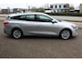 Ford Focus Wagon 1.0-125pk EcoBoost Mild-hybrid Titanium. Mooie, ruime, luxe en comfortabele Ford Focus wagon. Volautm. airco dual, camera, easy entry/easy go, stoel-, stuur- en voorraamverw., cruise control, Isofix, side- en lane assist, parkeersensoren v+a, LM wielen etc.
