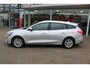 Ford Focus Wagon 1.0-125pk EcoBoost Mild-hybrid Titanium. Mooie, ruime, luxe en comfortabele Ford Focus wagon. Volautm. airco dual, camera, easy entry/easy go, stoel-, stuur- en voorraamverw., cruise control, Isofix, side- en lane assist, parkeersensoren v+a, LM wielen etc.