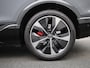 Audi Q6 e-tron First edition quattro 100 kWh l S line l Glazen panoramadak l Adaptive cruise control l Luchtvering l Bang & Olufsen l Elektr. verstelbare voorstoelen l Geheugenfunctie bestuurdersstoel l 360 graden camera l Head-up display l Apple Carplay / Android Auto l MMI-bijrijdersscherm l Rood gespoten remzadels l Exterieurpakket zwart