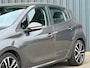 Peugeot 208 1.2 SIGNATURE I NL Auto I 1E Eigenaar I Navigatie I Cruise Control I All Season I 17"LM I Parkeersensoren I
