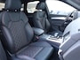 Audi Q5 50 TFSI e S edition | Verwarmbaar voorruit | Leder | Rode stiksels | Trekhaak | HUD | Elektr. vers. voorstoelen + memory | Keyless | Sfeerverlichting | Stoelverw. v+a |