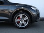Audi Q5 50 TFSI e S edition | Verwarmbaar voorruit | Leder | Rode stiksels | Trekhaak | HUD | Elektr. vers. voorstoelen + memory | Keyless | Sfeerverlichting | Stoelverw. v+a |
