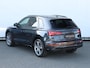 Audi Q5 50 TFSI e S edition | Verwarmbaar voorruit | Leder | Rode stiksels | Trekhaak | HUD | Elektr. vers. voorstoelen + memory | Keyless | Sfeerverlichting | Stoelverw. v+a |