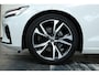 Volvo V60 B4 R-Design | Apple carplay/Android auto | Verwarmde voorruit | Adaptieve cruise control | Keyless | Elektrische achterklep | Extra getint glas |