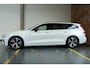 Volvo V60 B4 R-Design | Apple carplay/Android auto | Verwarmde voorruit | Adaptieve cruise control | Keyless | Elektrische achterklep | Extra getint glas |