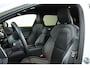Volvo V60 B4 R-Design | Apple carplay/Android auto | Verwarmde voorruit | Adaptieve cruise control | Keyless | Elektrische achterklep | Extra getint glas |