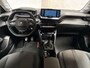 Peugeot 208 1.2 PureTech Allure Sport (VIRTUAL COCKPIT, APPLE CARPLAY, GROOT NAVI, LEDER, 360 CAMERA, SPORTSTOELEN, KEYLESS, GETINT GLAS, LM VELGEN, CRUISE, NIEUWSTAAT)