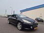 Peugeot 307 CC 2.0-16V CABRIO AUT CARPLAY LEDER PSENSOR NAVI CRUISE TREKHAAK 2 X SLEUTELS