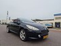 Peugeot 307 CC 2.0-16V CABRIO AUT CARPLAY LEDER PSENSOR NAVI CRUISE TREKHAAK 2 X SLEUTELS