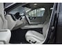 Volvo V60 B4 Essential Edition | Achterruitrijcamera | Adaptieve Cruise Control | BLIS | Lichte lederen bekleding | Google Navigatie | Climate Control | Apple Carplay / Android Auto |