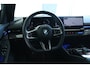 BMW 5-Serie Touring 520i M-SPORT | Adapt. Cruise | Stoelventilatie | Harman & Kardon | Pano | HUD | 360 Camera | Memory | Carbon |