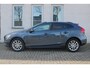 Volvo V40 Cross Country 1.5 T3 Polar+ Luxury 100% Dealeronderhouden | Panoramisch dak | Lederen bekleding | Verwarmbare voorstoelen | Harman Kardon Audio | 17-Inch Lichtmetalen velgen | Parkeersensoren voor + achter | Parkeercamera achter