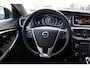 Volvo V40 Cross Country 1.5 T3 Polar+ Luxury 100% Dealeronderhouden | Panoramisch dak | Lederen bekleding | Verwarmbare voorstoelen | Harman Kardon Audio | 17-Inch Lichtmetalen velgen | Parkeersensoren voor + achter | Parkeercamera achter