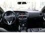 Volvo V40 Cross Country 1.5 T3 Polar+ Luxury 100% Dealeronderhouden | Panoramisch dak | Lederen bekleding | Verwarmbare voorstoelen | Harman Kardon Audio | 17-Inch Lichtmetalen velgen | Parkeersensoren voor + achter | Parkeercamera achter