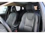 Volvo V40 Cross Country 1.5 T3 Polar+ Luxury 100% Dealeronderhouden | Panoramisch dak | Lederen bekleding | Verwarmbare voorstoelen | Harman Kardon Audio | 17-Inch Lichtmetalen velgen | Parkeersensoren voor + achter | Parkeercamera achter